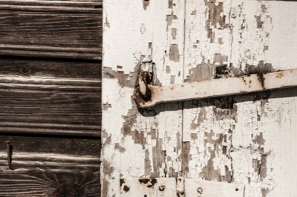 Πολύχρωμα Ζωγραφισμένα Και Ξεπερασμένα Παλιά Ξύλινα Παραθυρόφυλλα Από Εγκαταλελειμμένες Καλύβες — Φωτογραφία Αρχείου
