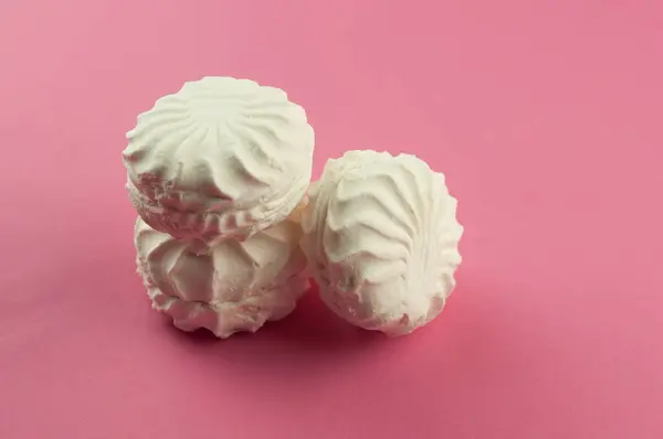 Russo Marshmallow Zephyr Branco Sobre Fundo Papel Rosa — Fotografia de Stock