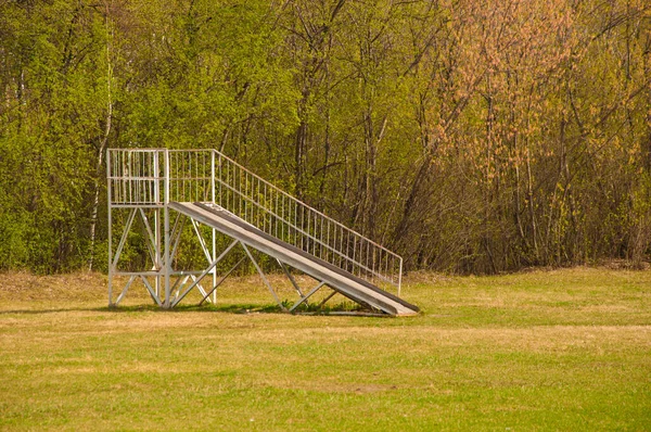 Ein Alter Verlassener Spielplatz Rostige Rutsche — Stockfoto