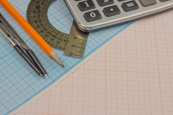 Los Instrumentos Matemáticos Encuentran Papel Gráfico Con Espacio Copia Para — Foto de Stock