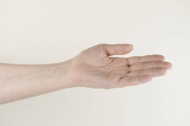 Beyaz arka planda el ve kolu kapat. Ürününüzü göstermek için kullanabilirsiniz.