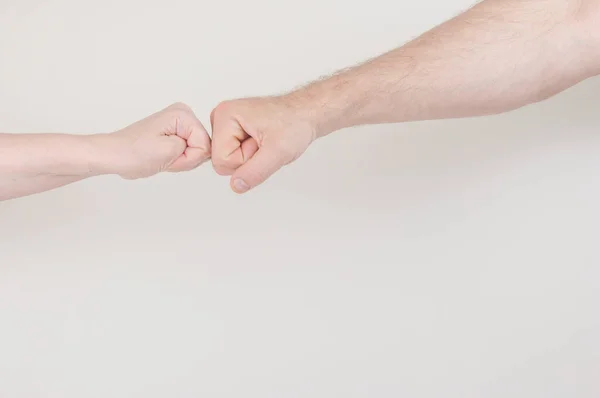 Horizontale Aufnahme Des Händeschüttelns Zwischen Mann Und Frau Posiert Vor — Stockfoto