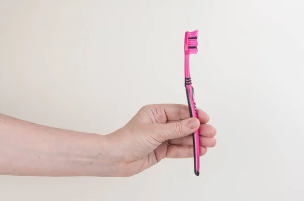 Mulher Mão Segurando Uma Escova Dentes Fundo Branco — Fotografia de Stock