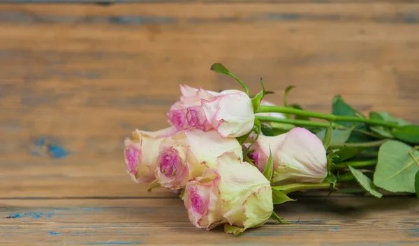 粉色玫瑰 木制背景 母亲节玫瑰 粉红色玫瑰束 带有文本复制空间的花卉背景图片 — 图库照片
