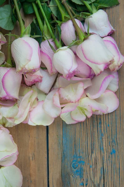 木の背景にピンクのバラ 母の日のバラ ピンクのバラの花束 テキストのためのコピースペースと花の背景画像 — ストック写真