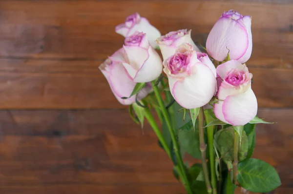 粉色玫瑰 木制背景 母亲节玫瑰 粉红色玫瑰束 带有文本复制空间的花卉背景图片 — 图库照片