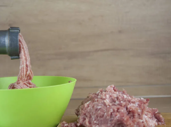 Staal Vlees Molen Verwerking Van Vlees Koken Vlees Houten Tafel — Stockfoto