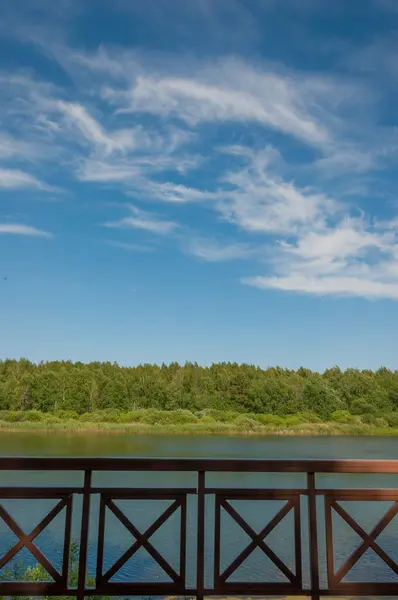 Blauw Water Een Bos Meer Met Pijnbomen — Stockfoto