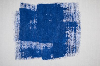 Beyaz duvar kağıdındaki boya fırçasının koyu mavi vuruşu