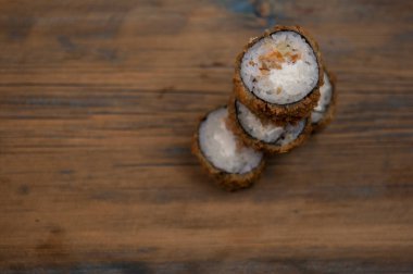 Suşi eski ahşap masada.