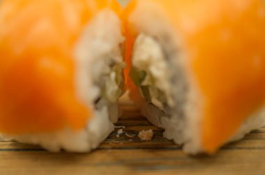 Suşi eski ahşap masada.