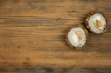 Suşi eski ahşap masada.