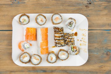 Suşi eski ahşap masada.