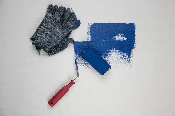 Roller Penselmålning Arbetare Målning Ytan Väggmålning Lägenhet Renovering Med Mörkblå — Stockfoto