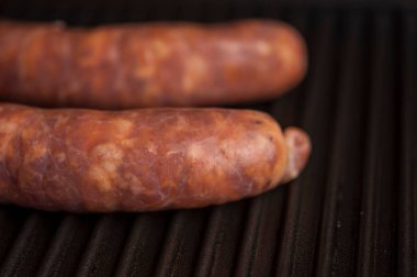 Ev yapımı ızgarada kızarmış sosis.