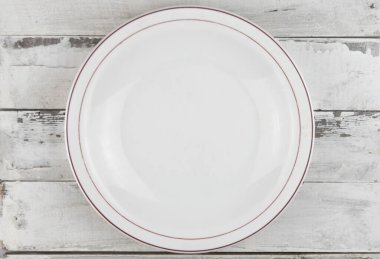 Boş beyaz bir tabak, tahtalar üzerinde, doğal ahşap, metin için boşluk, kopyalama alanı