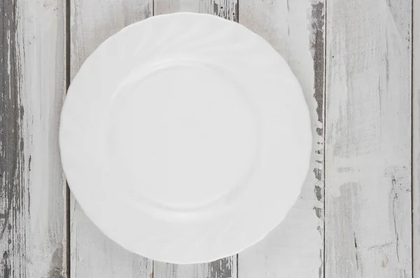 Ένα Άδειο Λευκό Πιάτο Ανοιχτόχρωμες Ξύλινες Σανίδες Φυσικό Ξύλο Κενό — Φωτογραφία Αρχείου