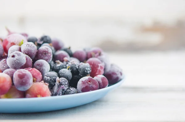 Frutti Bosco Congelati Sfondo Piatto Ceramica Vicino Frutta Con Gelo — Foto Stock