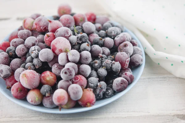 Frutti Bosco Congelati Sfondo Piatto Ceramica Vicino Frutta Con Gelo — Foto Stock