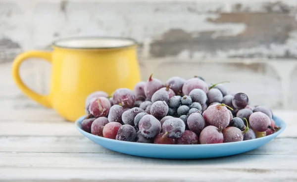 Bevroren Bessen Fruit Achtergrond Keramische Plaat Close Vruchten Met Vorst — Stockfoto