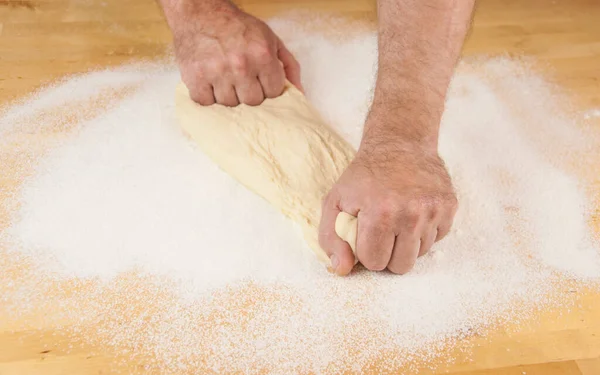 Bakken Concept Onherkenbare Mannenhanden Bovenaanzicht Kneden Deeg Houten Tafelondergrond Mannelijke — Stockfoto