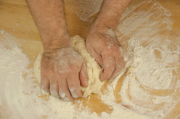 Koncepcja Pieczenia Nierozpoznawalne Ręce Człowieka Widok Góry Ugniatać Ciasto Drewnianym — Zdjęcie stockowe