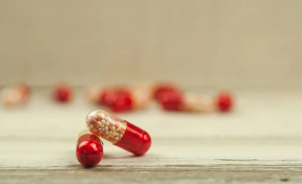 Pilules Colorées Pour Les Maladies Dans Les Paquets Dispersés Sur — Photo