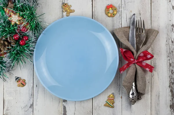 Composición Festiva Con Plato Azul Vacío Cubiertos Sobre Mesa Rústica — Foto de Stock