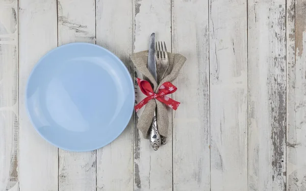 Composición Festiva Con Plato Azul Vacío Cubiertos Sobre Mesa Rústica — Foto de Stock