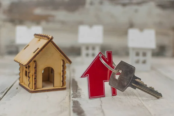 Symbol Domu Kovovým Klíčem Dřevěném Stole Nemovitosti Pojetí Pojištění Hypotéka — Stock fotografie