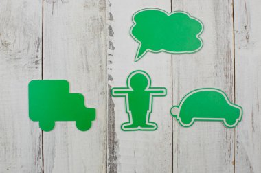 Konuşma balonu afişi olan yeşil plastik adam figürü