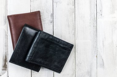 Ahşap arka planda siyah ve kahverengi deri cüzdan