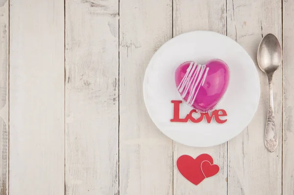 Palavra Amor Com Bolo Vermelho Forma Coração Está Mesa Madeira — Fotografia de Stock