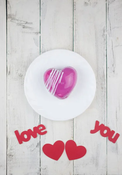 心の形をした赤いケーキの愛という言葉は白い木のテーブルの上にあります ロマンチックなデートだ 朝食だ 誕生日だ 結婚式 休日だ トップ表示 — ストック写真