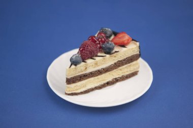 Mavi kâğıt arkaplanda çilekli pastayı karıştır