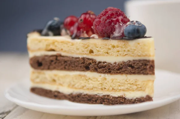 Mix Beere Bunte Scheibchen Kuchen Auf Weißem Teller Auf Holz — Stockfoto