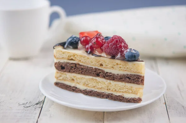 Mix Beere Bunte Scheibchen Kuchen Auf Weißem Teller Auf Holz — Stockfoto