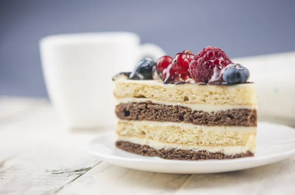 Mix Beere Bunte Scheibchen Kuchen Auf Weißem Teller Auf Holz — Stockfoto