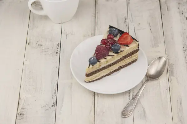 Mix Beere Bunte Scheibchen Kuchen Auf Weißem Teller Auf Holz — Stockfoto