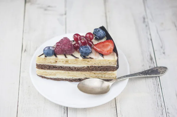 Mix Beere Scheibchen Kuchen Auf Weißem Teller Auf Holz Hintergrund — Stockfoto