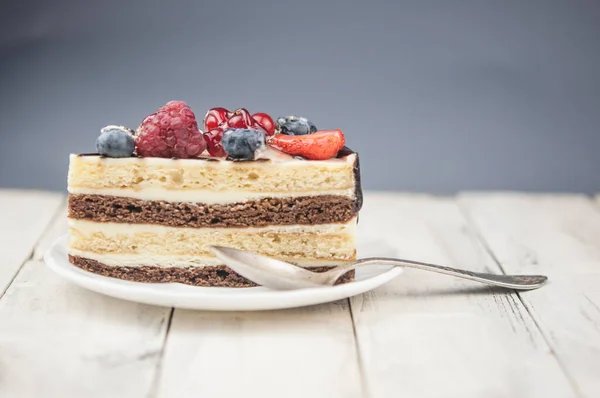 Mix Beere Scheibchen Kuchen Auf Weißem Teller Auf Holz Hintergrund — Stockfoto