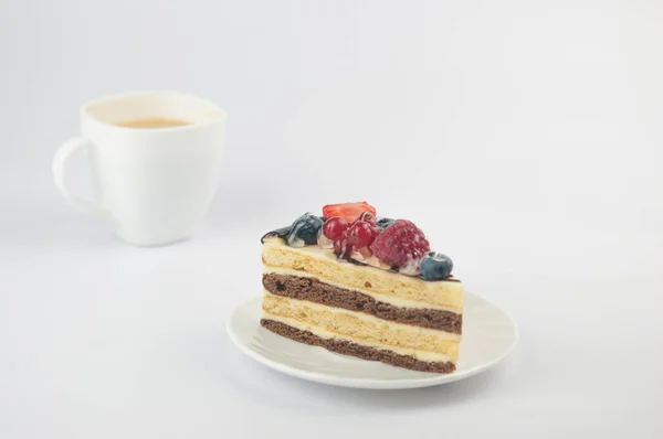白い背景にコーヒーマグカップとプレート上のベリースライスケーキを混ぜます — ストック写真