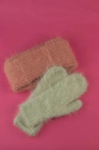 Ręcznie Dziane Rękawiczki Różowym Tle — Zdjęcie stockowe