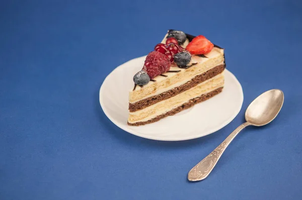 Mischen Sie Beerenkuchen Auf Teller Mit Vintage Löffel Auf Weichem — Stockfoto