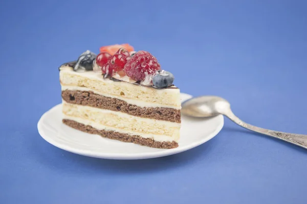 Mescoli Torta Fetta Bacca Piatto Con Cucchiaio Annata Sfondo Carta — Foto Stock