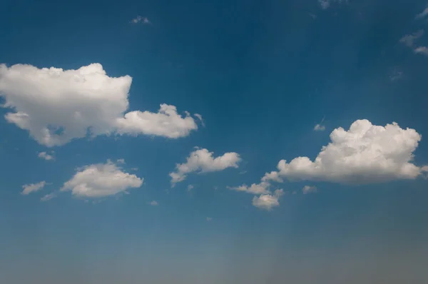 美丽的天空背景 蓝天中不同寻常的卷云 — 图库照片