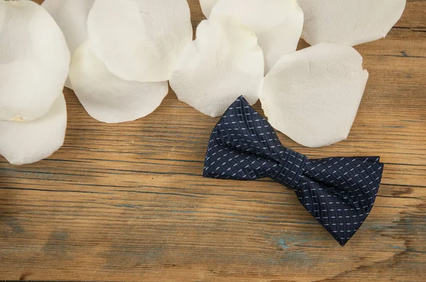 White Rose Petals Tie Bow Dark Wood Table Romantic Date — Stock Photo, Image