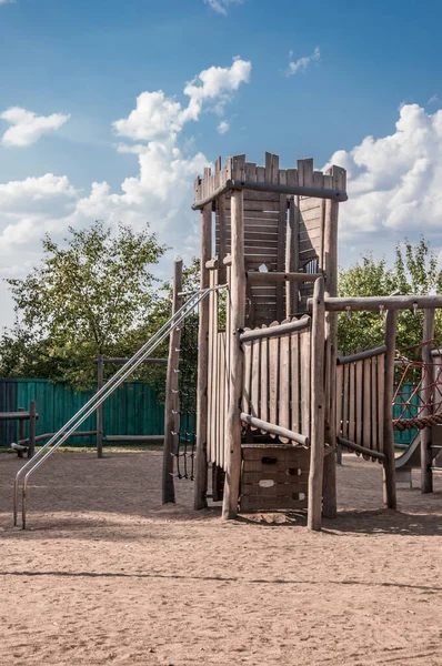 Lege Oude Houten Speeltuin Zomerdag Met Blauwe Lucht Wolken — Stockfoto