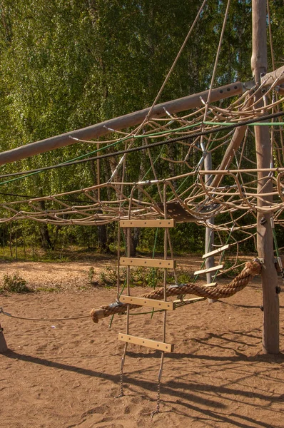 Lege Oude Houten Speeltuin Zomerdag Met Touw — Stockfoto