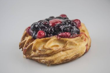 Beyaz arka planda böğürtlenli lezzetli hamur işleri